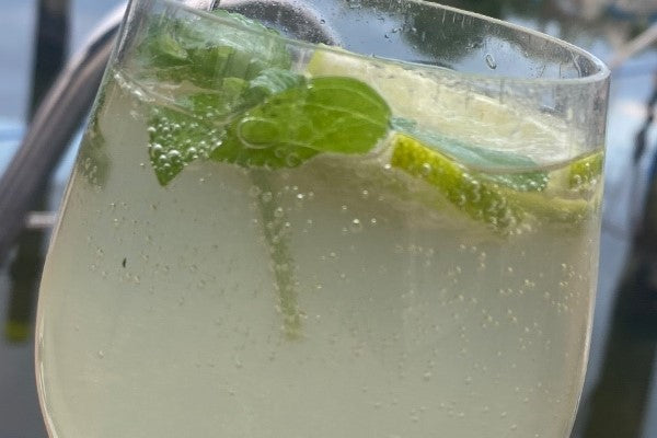 Krydderuter i frisk drink