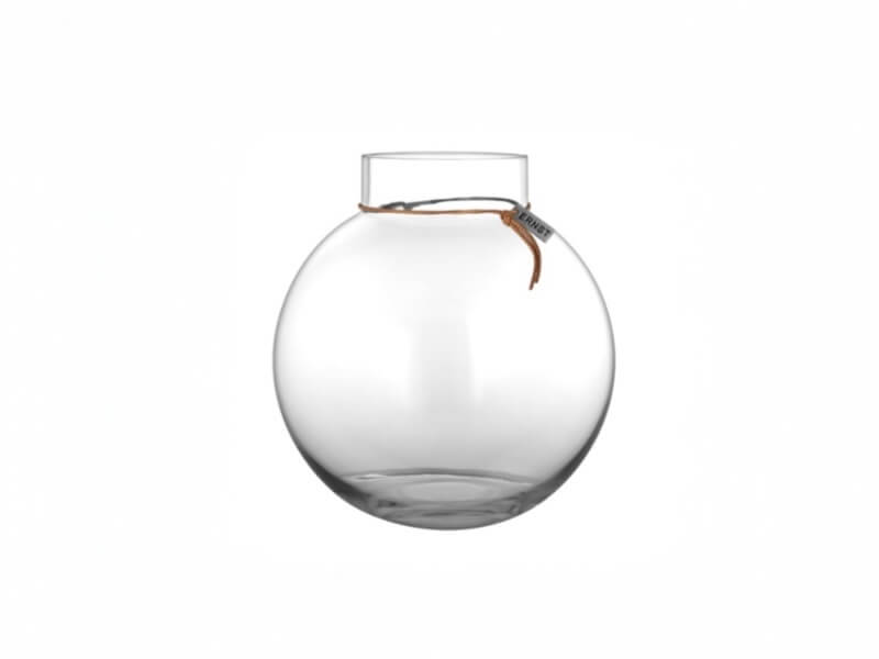 Rund glasvase med læderbånd, diameter 21 cm, højde 22 cm.