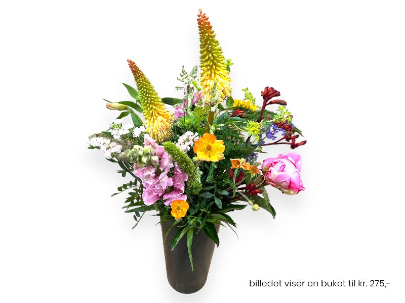 Vild blomsterbuket med sæsonens aktuelle blomster.