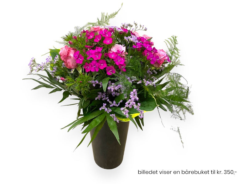 Vild blomsterbuket i lyserøde nuancer.