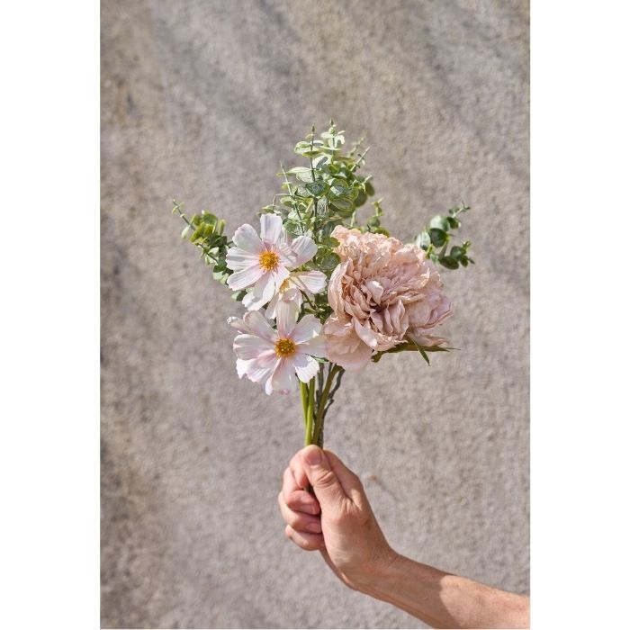 Smuk buket med kunstige blomster