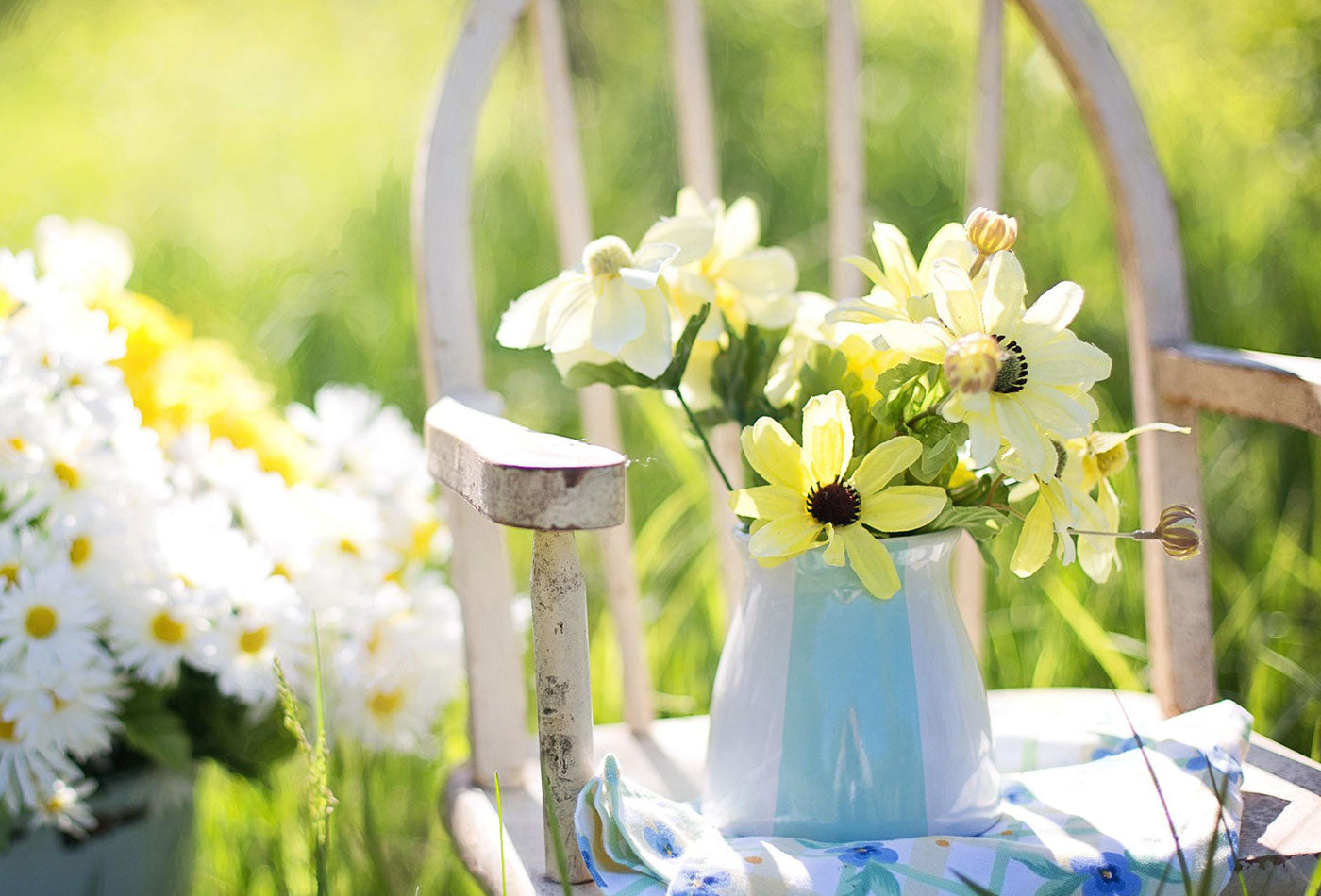 Smuk maj buket i en blomstrende have. Råd til havearbejde i maj fra Hobby Haven