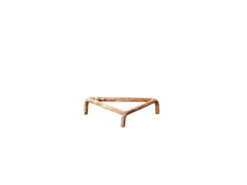 Triangulær jernstander, 9 cm x 2 cm.