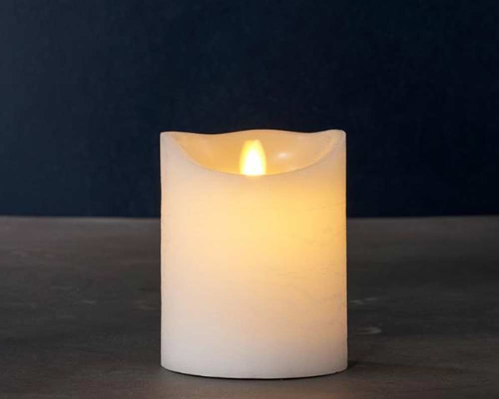 Sara Exclusive lys af ægte stearin med en bevægelig LED lysflamme. Ø7,5xH10cm