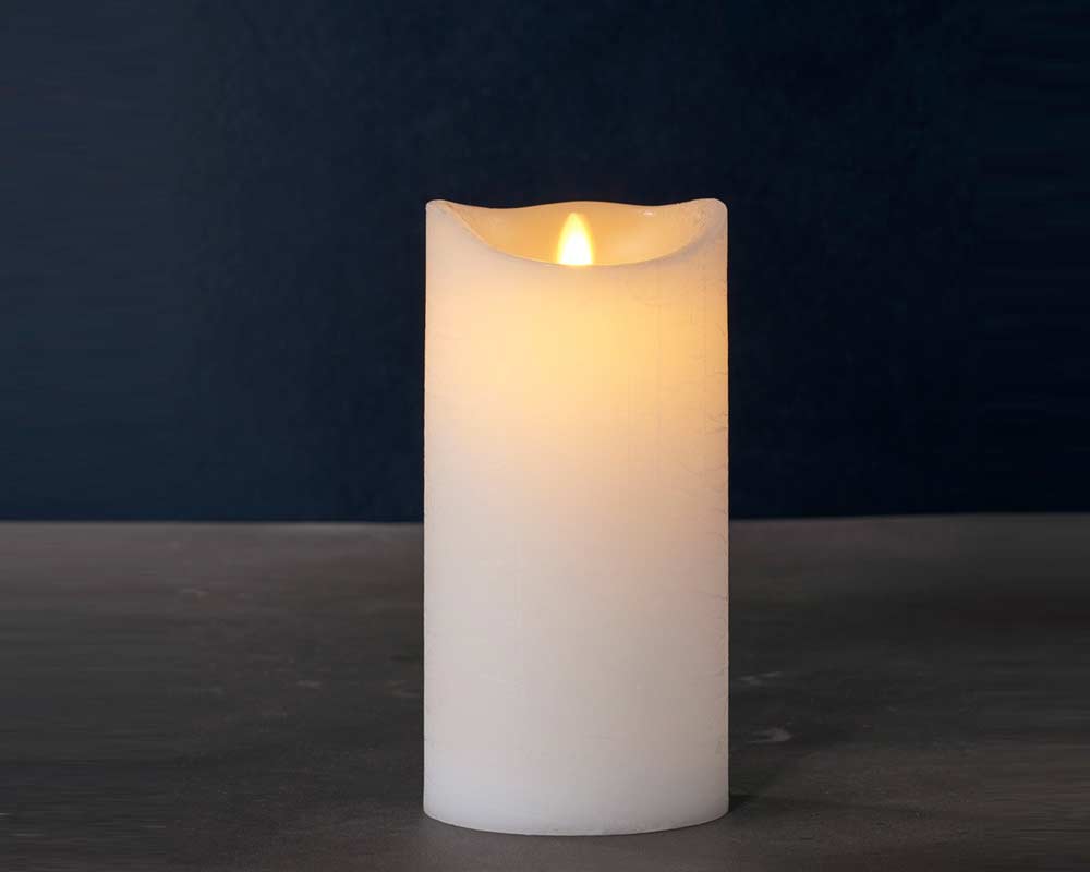 Sara Exclusive lys af ægte stearin med en bevægelig LED lysflamme. Ø10xH20cm