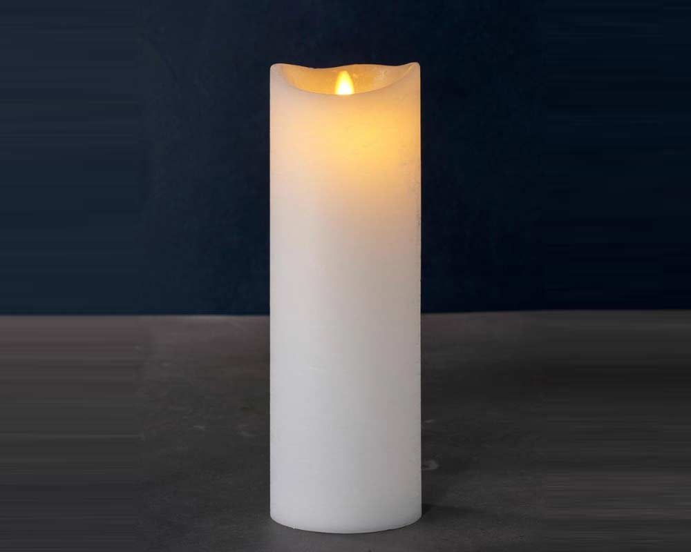 Sara Exclusive lys af ægte stearin med en bevægelig LED lysflamme. Ø10xH40cm.
