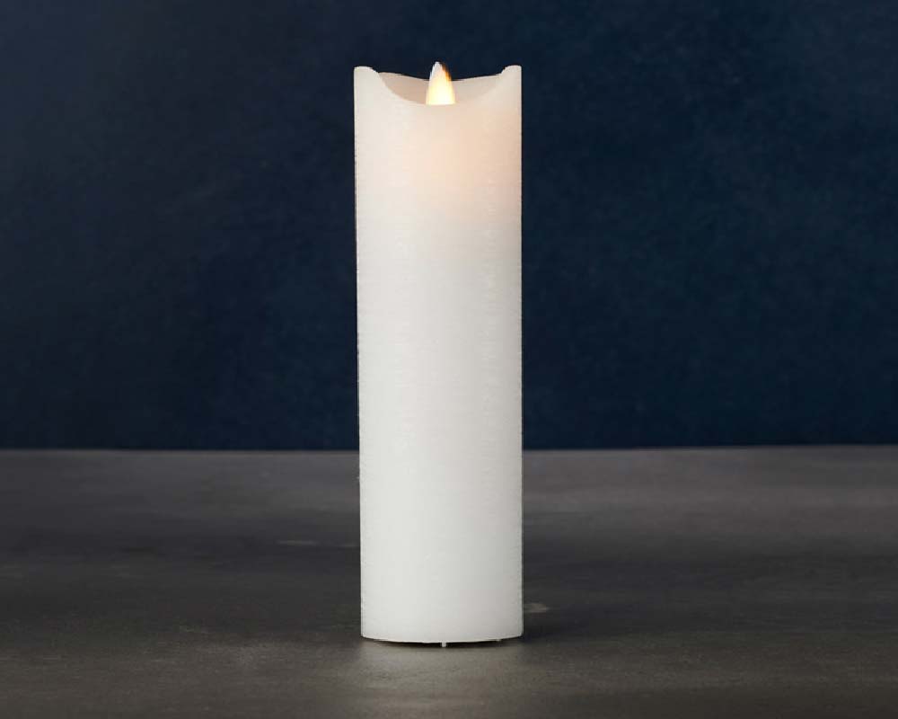 Sara Exclusive lys af ægte stearin med en bevægelig LED lysflamme. Ø5xH20cm til hjemmet
