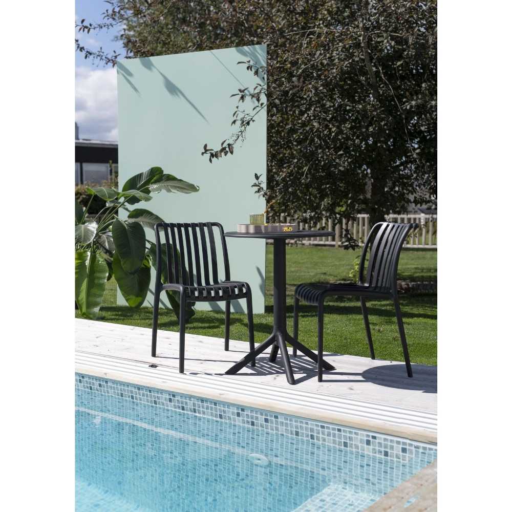 stort havebord og stole til haven