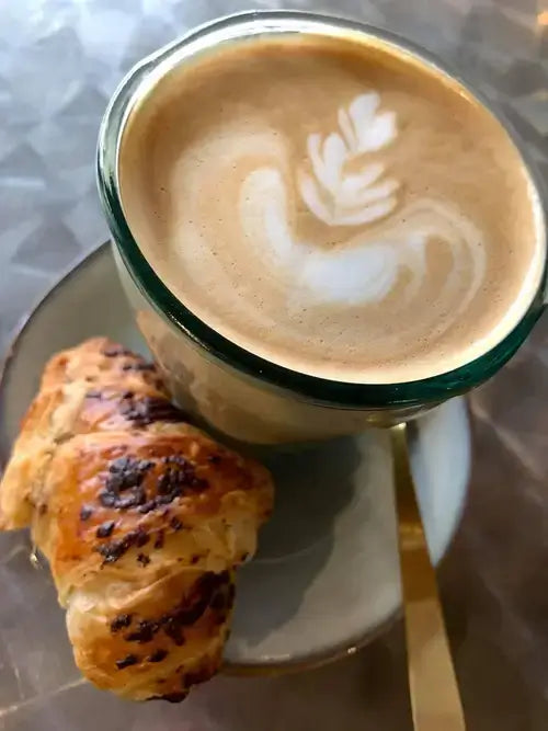 Besøg vores cafe i Hasselager med kaffelatte og andre lækkerier, inde i Hobby Haven