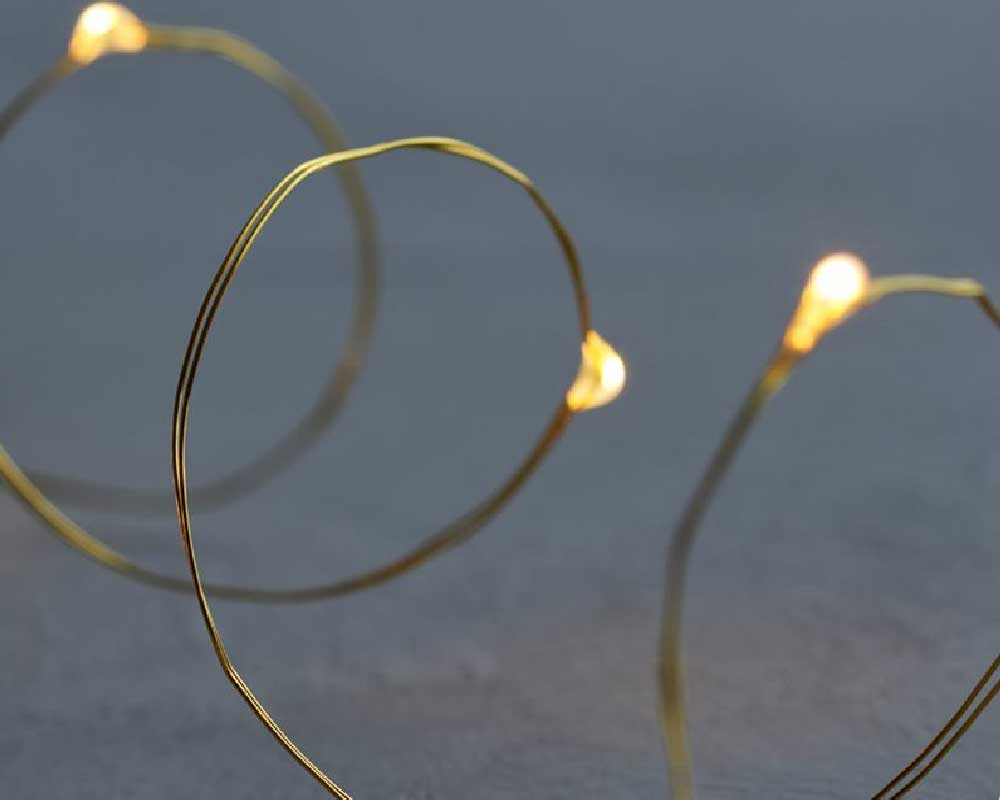 Knirke, 40L, lampe med lys og klar/guld ledning.